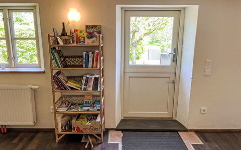 Eschengrund: Fenster, Bücherregal, Regal, Holz, Gebäude, Interior Design, Regale, Tür, Fussboden