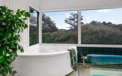 Annlisa - 1Km from the Sea: Interior Design, Badewanne, Armatur, Fussboden, Glas, Badezimmer, Schatten, Installation, Decke, Zapfhahn