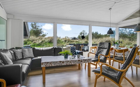 Annlisa - 1Km from the Sea: Holz, Möbel, Flooring, Interior Design, Fussboden, Zuhause, Decke, Stuhl, Wohnzimmer, Couch