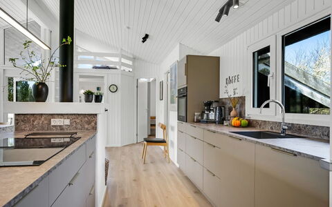 Annlisa - 1Km from the Sea: Küche, Countertop, Holz, Flooring, Interior Design, Küchengerät, Cabinetry, Decke, Major Appliance, Fussboden