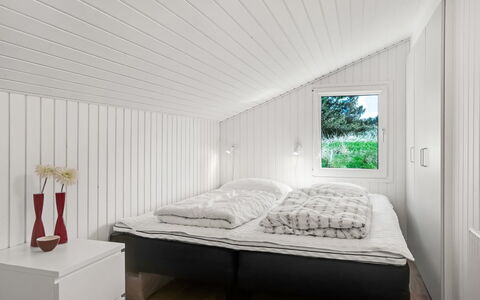 Annlisa - 1Km from the Sea: Holz, Decke, Interior Design, Schlafzimmer, Zuhause, Fussboden, Zimmer, Bett, Bedding, Bettrahmen