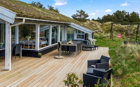Annlisa - 1Km from the Sea: Holz, Dach, Zuhause, Hütte, Steigung, Hartholz, Veranda, Deck, Planke, Outdoor Struktur