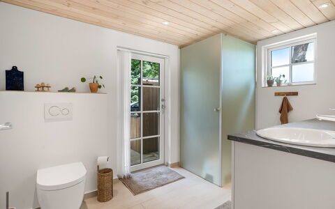 Jenvold - 1.5Km from the Sea: Flooring, Armatur, Fussboden, Holz, Interior Design, Decke, Badezimmer, Installation, Zuhause, Sinken