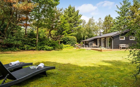 Jenvold - 1.5Km from the Sea: Strauch, Hütte, Zuhause, Garten, Estate, Schatten, Landscaping, Rasen, Bauernhaus, Garten