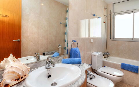 Fane de Baix i: Spiegel, Armatur, Zapfhahn, Sinken, Eigentum, Bad Sink, Fenster, Azurblau, Badezimmer, Lila