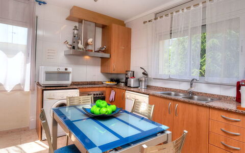 Fane de Baix i: Cabinetry, Möbel, Countertop, Eigentum, Tabelle, Spüle, Holz, Fenster, Küche, Sinken