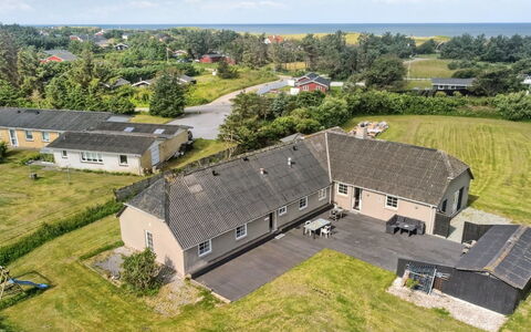 Law - 400M from the Sea: Blau, Strauch, Hütte, Ground, Garten, Estate, Schatten, Landscaping, Bauernhaus, Eco Hotel