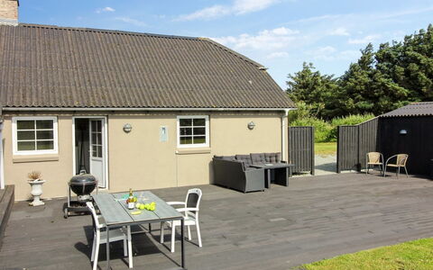 Law - 400M from the Sea: Blau, Strauch, Hütte, Ground, Garten, Estate, Schatten, Landscaping, Bauernhaus, Eco Hotel