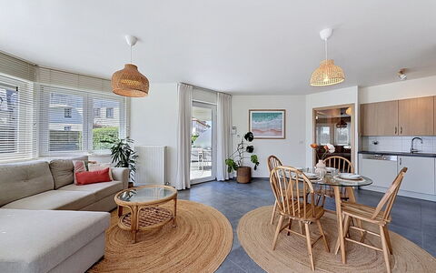 Petite Oasis: Möbel, Interior Design, Flooring, Holz, Fussboden, Decke, Holzboden, Stuhl, Tabelle, Wohnzimmer