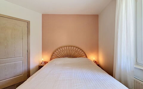 Petite Oasis: Bett, Schlafzimmer, Wand, Holz, Interior Design, Bettdecke, Bedding, Linens, Fussboden, Textil