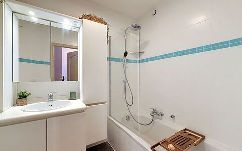Petite Oasis: Armatur, Badezimmer, Interior Design, Flooring, Fussboden, Zapfhahn, Sinken, Installation, Decke, Dusche