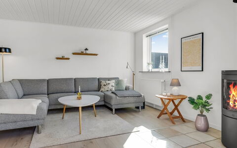 Sulo - 300M from the Sea: Flooring, Möbel, Fussboden, Holz, Interior Design, Wohnzimmer, Holzboden, Couch, Zuhause, Wohnung