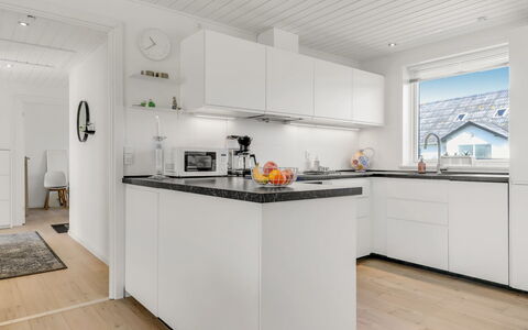 Sulo - 300M from the Sea: Küche, Countertop, Interior Design, Flooring, Küchengerät, Holz, Cabinetry, Fussboden, Major Appliance, Decke