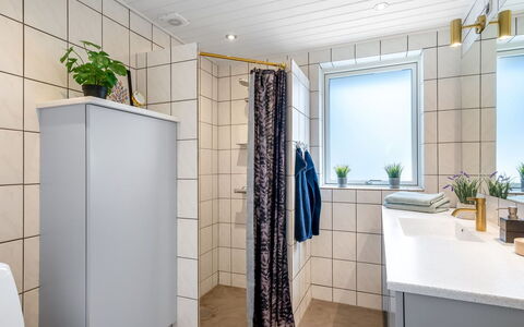 Sulo - 300M from the Sea: Flooring, Fussboden, Armatur, Fliese, Installation, Badezimmer, Toilette, Sinken, Badezimmerschrank, Zapfhahn