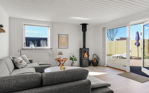 Sulo - 300M from the Sea: Flooring, Interior Design, Holz, Fussboden, Decke, Möbel, Feuerstelle, Beleuchtung, Wohnzimmer, Zuhause