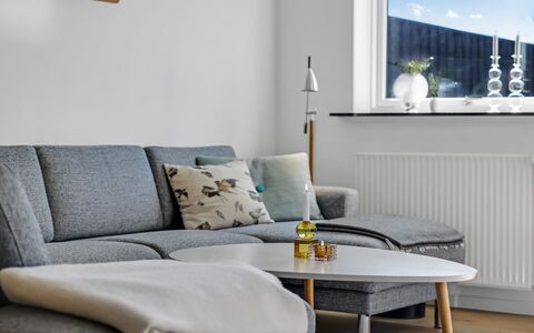 Sulo - 300M from the Sea: Möbel, Flooring, Wohnzimmer, Fussboden, Holzboden, Kissen, Couch, Zimmerpflanze, Kaffetisch