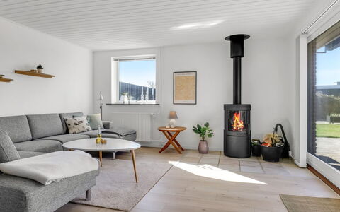 Sulo - 300M from the Sea: Flooring, Möbel, Fussboden, Zuhause, Wohnzimmer, Feuerstelle, Holzofen, Holzboden, Stuhl, Blumentopf