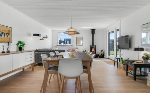 Sulo - 300M from the Sea: Möbel, Interior Design, Holz, Flooring, Küche & Esszimmer Tisch, Decke, Tabelle, Fussboden, Zuhause, Esszimmer