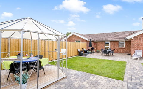 Sulo - 300M from the Sea: Dach, Schatten, Garten, Terrasse, Garten, Outdoor Struktur, Hinterhof, Gartenmöbel, Landscaping, Daylighting