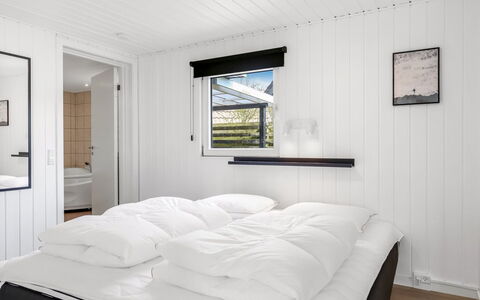 Myrte - 300M from the Sea: Holz, Schlafzimmer, Bett, Interior Design, Fussboden, Flooring, Bettdecke, Decke, Bedding, Möbel