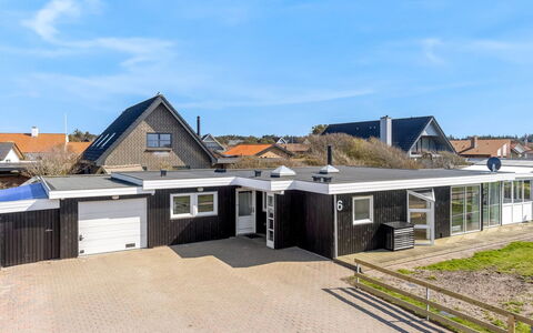 Myrte - 300M from the Sea: Gebäude, Wohngebiet, Dach, Haus, Zuhause, Die Architektur, Vorort, Estate, Hütte, Auffahrt