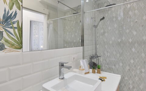 Puerto Chico 30: Spiegel, Zapfhahn, Armatur, Eigentum, Sinken, Bad Sink, Badezimmer, Interior Design, Pflanze, Die Architektur