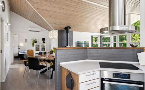 Gunva - 30Km from the Sea: Küche, Interior Design, Möbel, Flooring, Countertop, Light Fixture, Holz, Decke, Küchengerät, Haushaltsgerät