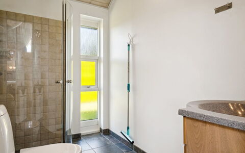 Gunva - 30Km from the Sea: Wand, Flooring, Fussboden, Interior Design, Armatur, Badezimmer, Toilette, Installation, Decke, Zimmer