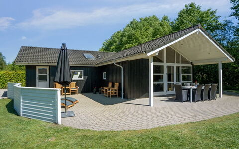 Gunva - 30Km from the Sea: Dach, Haus, Zuhause, Hütte, Tür, Schatten, Estate, Veranda, Abstellgleis, Rasen