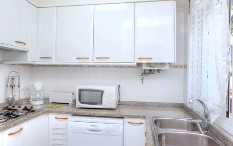 La Chumberita: Cabinetry, Countertop, Spüle, Eigentum, Sinken, Weiss, Gebäude, Küche, Herd, Fenster