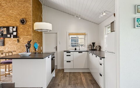 Sölvy - 300M from the Sea: Küche, Interior Design, Holz, Möbel, Countertop, Decke, Flooring, Küchengerät, Light Fixture, Cabinetry
