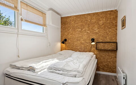 Sölvy - 300M from the Sea: Holz, Flooring, Interior Design, Fussboden, Schlafzimmer, Bett, Bettdecke, Bedding, Zimmer, Decke
