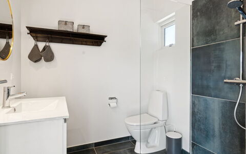 Sölvy - 300M from the Sea: Toilleten Sitz, Flooring, Armatur, Fussboden, Toilette, Badezimmer, Interior Design, Decke, Installation, Zapfhahn