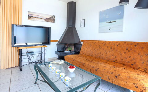 Don Quijote: Möbel, Couch, Tabelle, Eigentum, Komfort, Interior Design, Holz, Beleuchtung, Wohnzimmer, Haus
