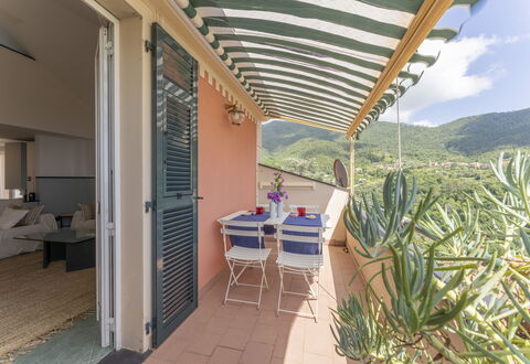 Emma House, Terrace and Sea View, Moneglia: Tabelle, Pflanze, Möbel, Gebäude, Stuhl, Schatten, Wolke, Zimmerpflanze, Gartenmöbel, Die Architektur