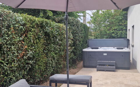 Les Sablons: Gartenmöbel, Regenschirm, Garten, Möbel, Blumentopf, Hinterhof, Schatten, Terrasse, Zimmerpflanze, Landscaping