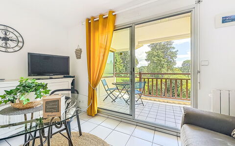 Les Terrasses du Golf: Interior Design, Möbel, Flooring, Fussboden, Stuhl, Zimmer, Zuhause, Wohnung, Decke, Wohnzimmer