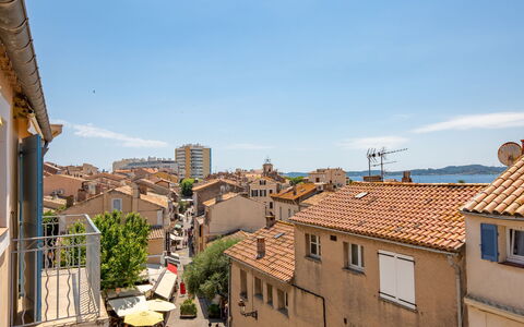 La Madrague: Wasser, Gebäude, Daytime, Eigentum, Himmel, Fenster, Azurblau, Die Architektur, Baum, Urban Design