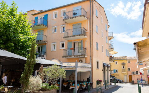 La Madrague: Wasser, Gebäude, Daytime, Eigentum, Himmel, Fenster, Azurblau, Die Architektur, Baum, Urban Design