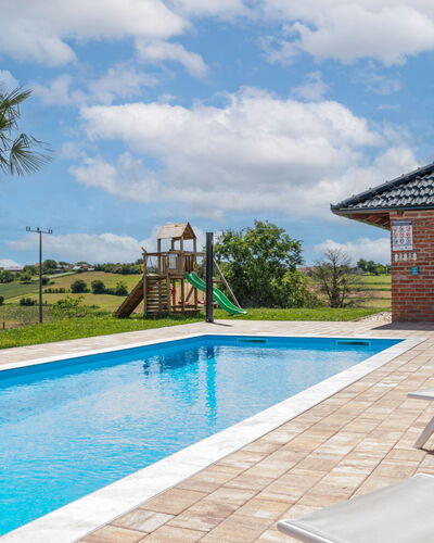 Villa Lavanda Križevci: Wasser, Wolke, Himmel, Pflanze, Schwimmbad, Baum, Azurblau, Gebäude, Freizeit, Schatten
