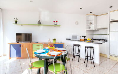 Palmiers i 656.10: Tabelle, Möbel, Stuhl, Holz, Küche, Countertop, Cabinetry, Interior Design, Flooring, Fussboden