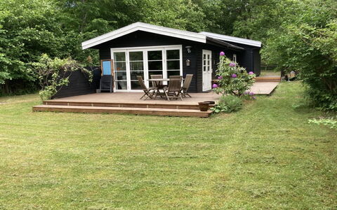 Riana - 700M from the Sea: Hütte, Gartenbauten, Garten, Schatten, Garten, Rasen, Outdoor Struktur, Design, Hinterhof, Stuhl