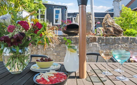 Hebba - 125M from the Sea: Holz, Möbel, Wohnung, Zimmer, Decke, Holzbeize, Stuhl, Hartholz, Lack, Holz