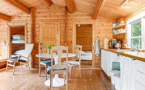 Juho - 700M from the Sea: Möbel, Interior Design, Flooring, Fussboden, Decke, Zimmer, Stuhl, Tabelle, Wohnung, Küche & Esszimmer Tisch