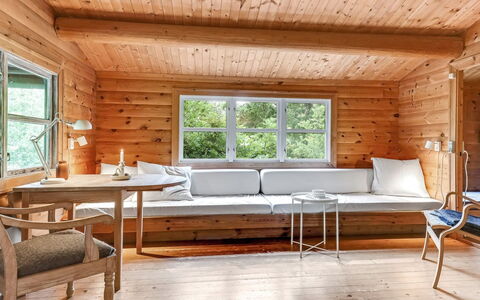 Juho - 700M from the Sea: Möbel, Interior Design, Flooring, Fussboden, Decke, Zimmer, Stuhl, Tabelle, Wohnung, Küche & Esszimmer Tisch