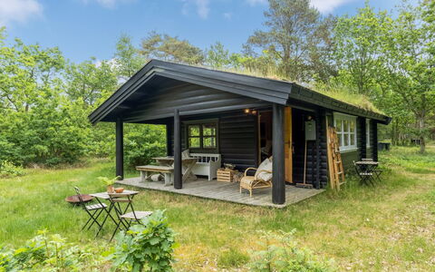 Juho - 700M from the Sea: Möbel, Interior Design, Flooring, Fussboden, Decke, Zimmer, Stuhl, Tabelle, Wohnung, Küche & Esszimmer Tisch