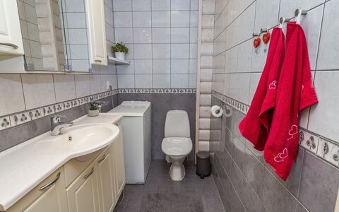 Rukanlyhty: Armatur, Sinken, Bad Sink, Badezimmer, Flooring, Zapfhahn, Fussboden, Installation, Interior Design, Toilette
