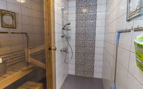 Rukanlyhty: Flooring, Armatur, Fussboden, Badezimmer, Interior Design, Fliese, Installation, Zimmer, Dusche, Duschkopf