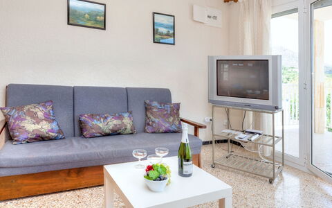 El Port de la Selva 101: Tabelle, Möbel, Eigentum, Couch, Grün, Komfort, Bilderrahmen, Wohnzimmer, Interior Design, Beleuchtung