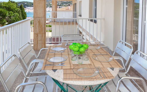 El Port de la Selva 101: Tabelle, Möbel, Stuhl, Gebäude, Holz, Veranda, Gartenmöbel, Interior Design, Fenster, Tisch Im Freien